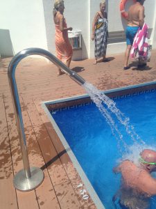 Cañones y cascadas de agua para piscinas.