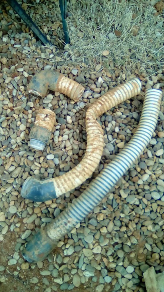 Fuga de agua por uso indebido de tubería flexible .